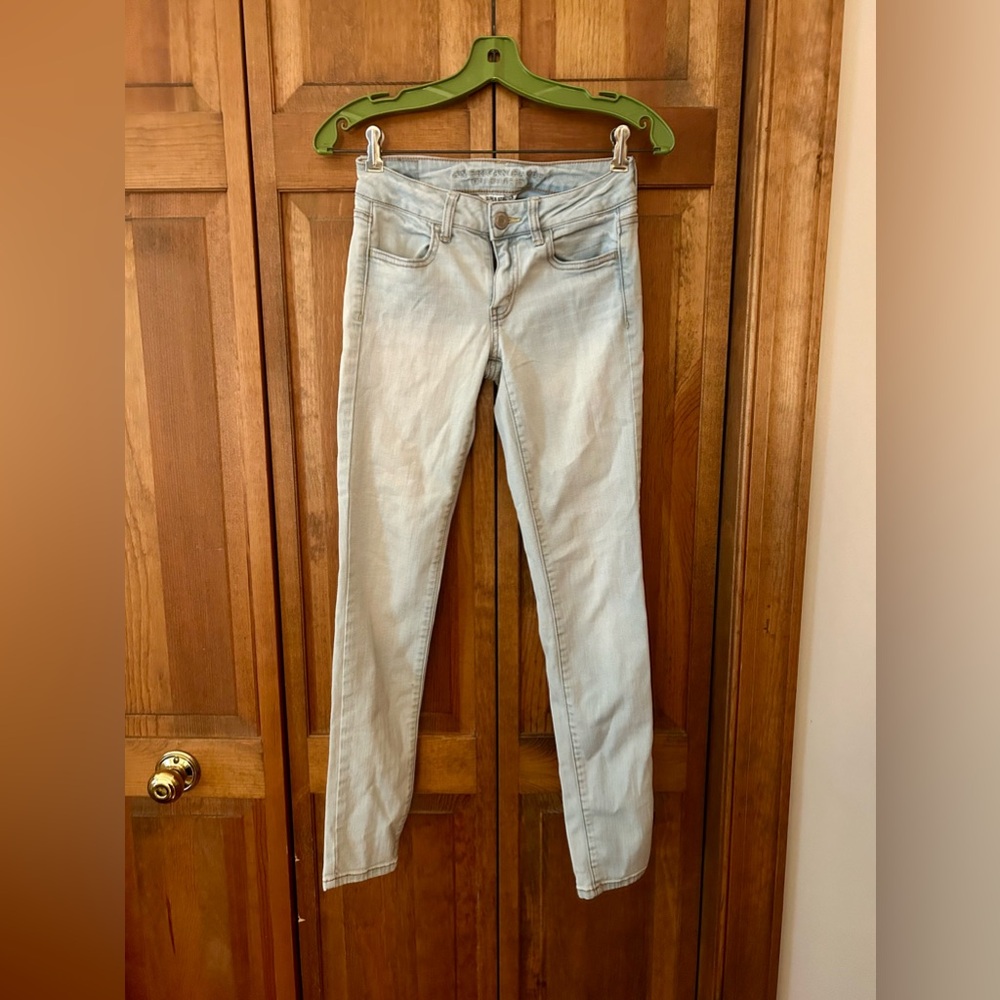 American Eagle Outfitters Women’s Sz 2 Light Wash Blue Super Stretch Jeggings